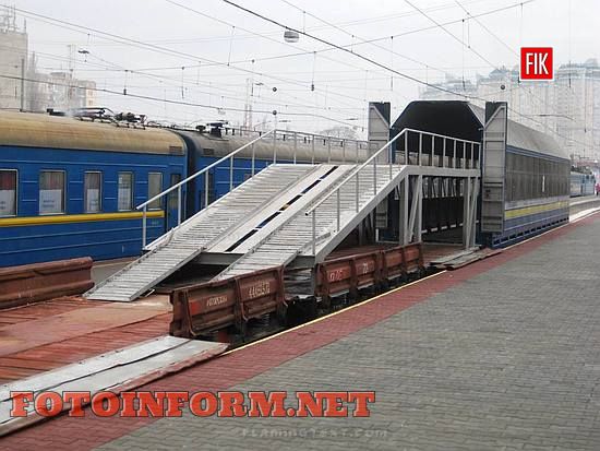 Перші сім авто відправились з Одеси до Дніпропетровська залізницею